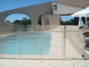 self-latching pool safety gate